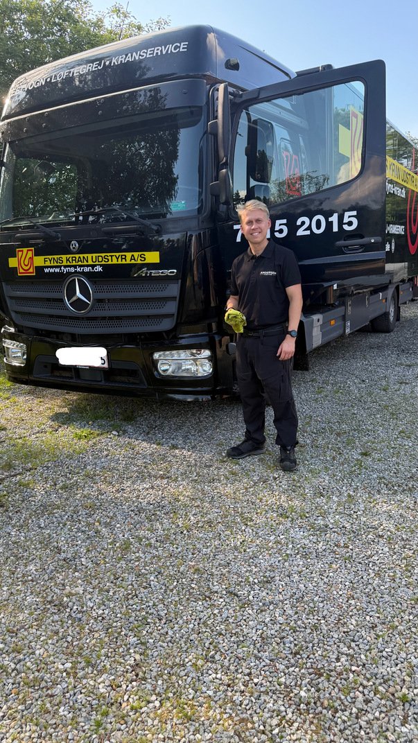 Andersen Car Care udfører professionel bilpleje af lastbil hos en erhvervskunde.