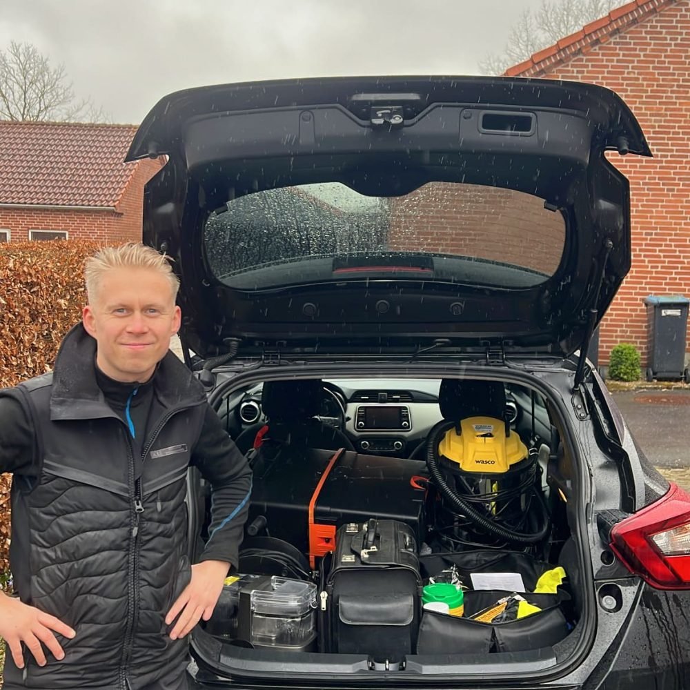 Mads fra Andersen Car Care med sit mobile udstyr klar til professionel bilpleje hos en kunde i Silkeborg.